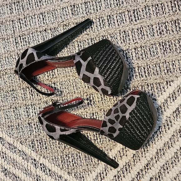 Giambattista Valli Italian Leopard Peep Toe Stiletto size 35 - Picture 4 of 10